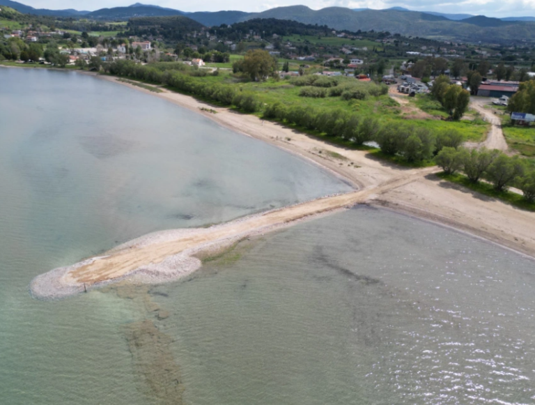 Περιβαλλοντικό έγκλημα στη Σκάλα Ωρωπού: Έριξαν μπάζα και άνοιξαν δρόμο 60 μέτρων μέσα στη θάλασσα