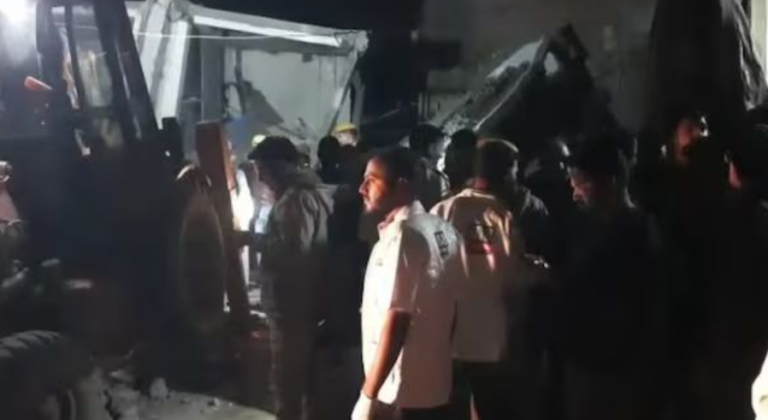 Ινδία: Τουλάχιστον τέσσερις νεκροί σε πτώση λεωφορείου σε γκρεμό