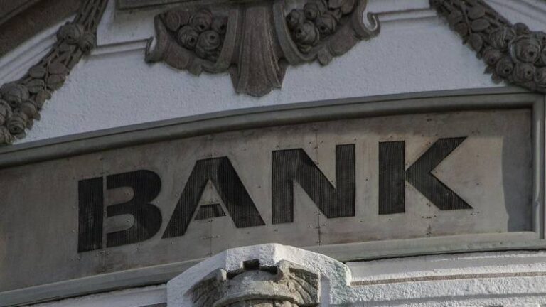 Αμερικανικές τράπεζες βάζουν σε τηλεργασία τους εργαζομένους τους στην Ευρώπη μετά τις απειλές