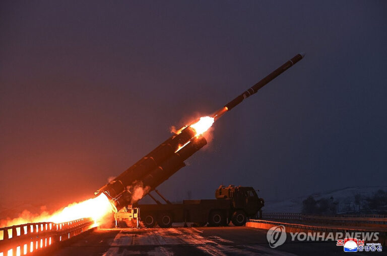 Bloomberg: Η Βόρεια Κορέα προχώρησε σε δοκιμές ηλεκτρομαγνητικών όπλων και βομβών άνθρακα