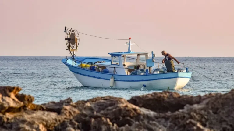 ΞΥΠΝΑΤΕ! Θέλουν να μας Πεθάνουν από την Πείνα – Η Κομισιόν θα Επιτρέπει Μόνο 27 Ημέρες Αλιείας Ετησίως;