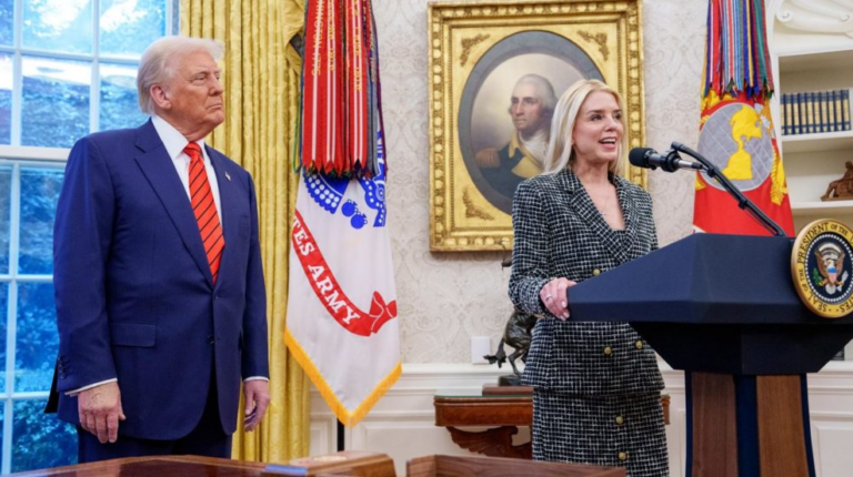 Η πρώην γενική εισαγγελέας Pam Bondi διαγνώστηκε με καρκίνο του θυρεοειδούς [-Mετάνιωσα που έλαβα τα εμβόλια COVID-19]