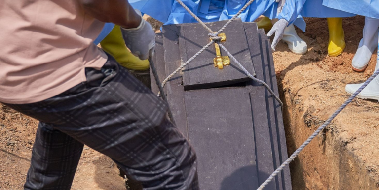 Έμπολα: Ένα ραγισμένο φέρετρο, μια κηδεία και το κυνήγι του ασθενούς μηδέν