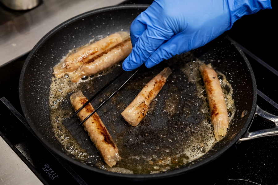 First tasting of cultured meat, in Leiden