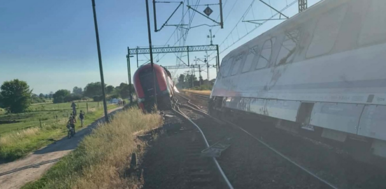 Πολωνία: Επιβατικό τρένο συγκρούστηκε με εμπορικό
