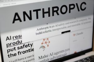 Λογότυπο και σελίδα της Anthropic σε οθόνη υπολογιστή – δικαστική διαμάχη με το Πεντάγωνο