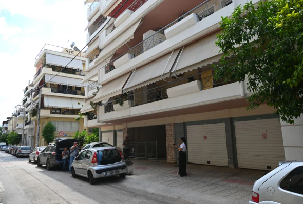 Νεκρό νεαρό ζευγάρι μέσα σε αυτοκίνητο σε πιλοτή πολυκατοικίας στον Πειραιά