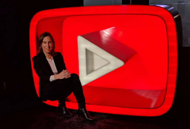 Susan Wojcicki, 56> Η πρώην CEO του YouTube ομολόγησε ότι λογόκρινε πάνω από 1 εκατ. VIDEO που αμφισβητούσαν τα εμβόλια COVID-19. Στη συνέχεια πέθανε από μεταστατικό καρκίνο-turbo