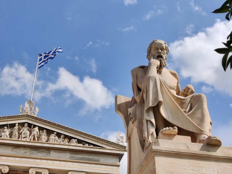 13η σύνταξη και 13ος μισθός στην Ελλάδα