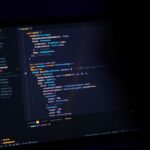 Οθόνη υπολογιστή με κώδικα για θέμα κυβερνοεπίθεσης με χρήση AI