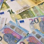 Χαρτονομίσματα ευρώ — εικόνα για άρθρο σχετικά με τις ευρωπαϊκές κεντρικές τράπεζες και τις ΗΠΑ