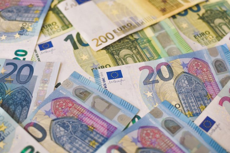 Χαρτονομίσματα ευρώ — εικόνα για άρθρο σχετικά με τις ευρωπαϊκές κεντρικές τράπεζες και τις ΗΠΑ