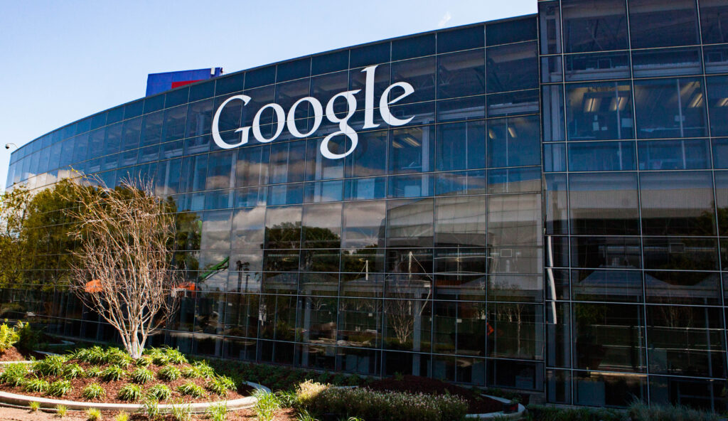 Τα κεντρικά γραφεία της Google με το λογότυπο της εταιρείας