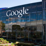 Τα κεντρικά γραφεία της Google με το λογότυπο της εταιρείας