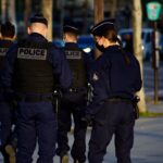 Αστυνομικοί σε δρόμο για θέμα αγοράς ηλεκτρικών γαντιών από την αμερικανική ICE