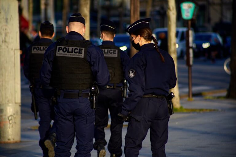 Αστυνομικοί σε δρόμο για θέμα αγοράς ηλεκτρικών γαντιών από την αμερικανική ICE