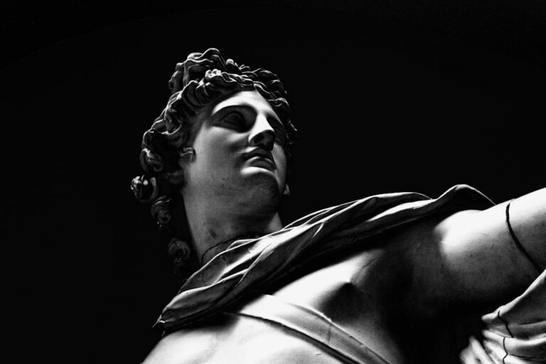 Αρχαίο ελληνικό άγαλμα στο header των Κατοχικών Νέων