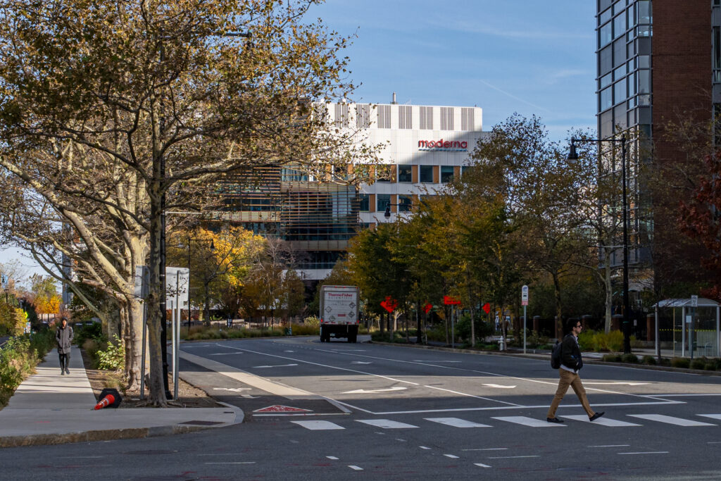 Τα κεντρικά γραφεία της Moderna στο Cambridge – mRNA αντικαρκινικό εμβόλιο