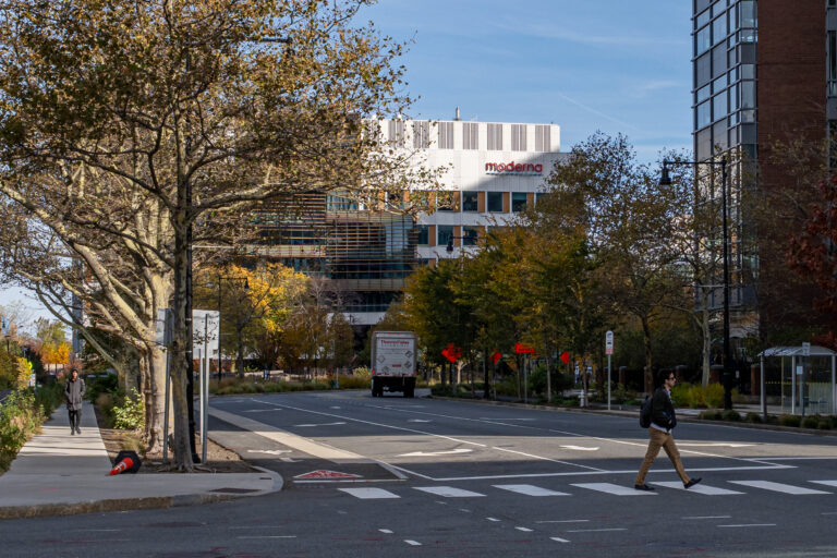 Τα κεντρικά γραφεία της Moderna στο Cambridge – mRNA αντικαρκινικό εμβόλιο
