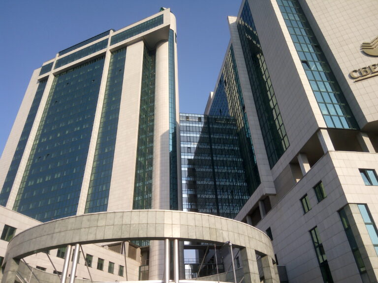 Τα κεντρικά γραφεία της Sberbank στη Μόσχα, καθώς η τράπεζα προβλέπει νέες μειώσεις επιτοκίων στη Ρωσία