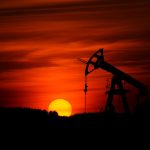 Αντλία πετρελαίου σε βιομηχανικό τοπίο — εικόνα για το άρθρο Βενεζουέλα–ΗΠΑ