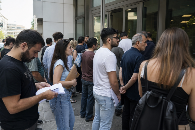 Η ανεργία στην Ελλάδα υποχώρησε στο 7,9% τον Ιούλιο – Πτώση και στους νέους, αλλά παραμένουν οι ανισότητες