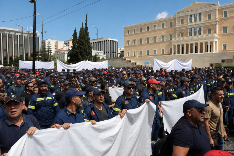 Εκατοντάδες εποχικοί πυροσβέστες στο Σύνταγμα: Ζητούν 12μηνη εργασία και αλλαγή των ορίων ηλικίας