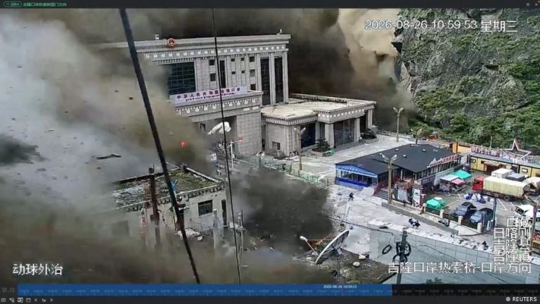 Καταστροφική πλημμύρα στα σύνορα Κίνας–Νεπάλ: πάνω από 3.000 αγνοούμενοι