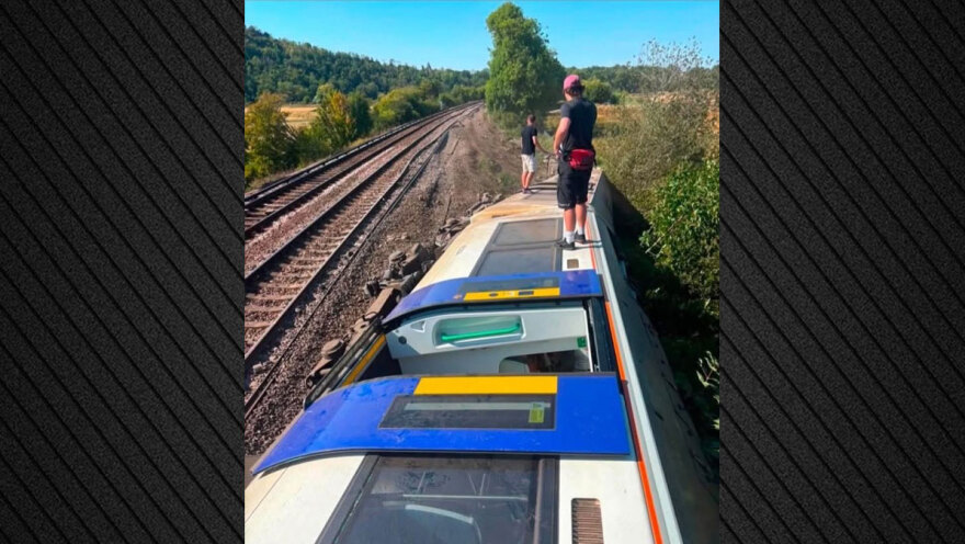 Εκτροχιασμός τρένου στη νότια Αγγλία: Αναφορές για εγκλωβισμένους, δεν υπάρχουν σοβαροί τραυματισμοί, στράβωσαν οι γραμμές