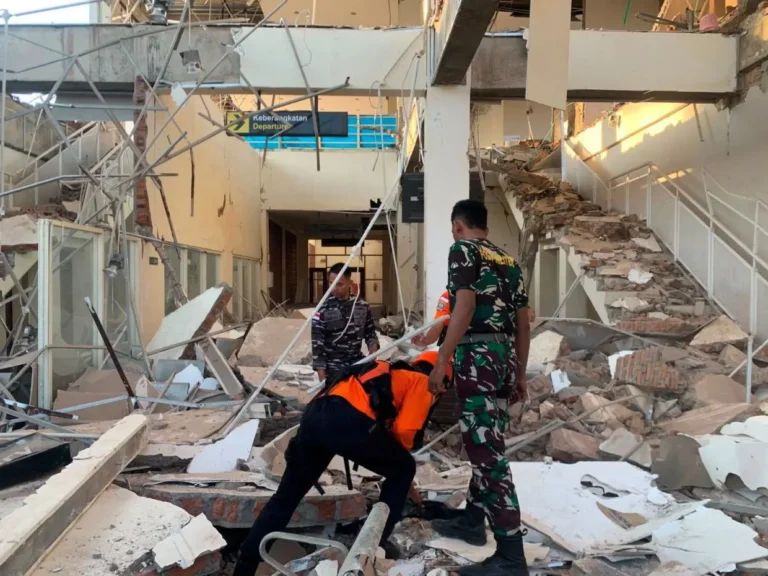 Mega-σεισμός μεγέθους 7,7 Ρίχτερ έπληξε την Ινδονησία! – Ο «Δαχτύλιος της Φωτιάς» έφερε πάλι τον θάνατο (βίντεο)