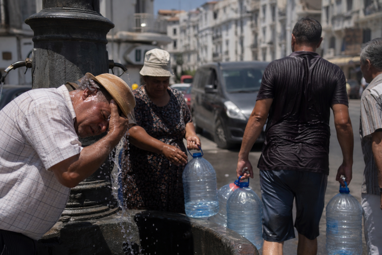 Τυνησία στους 50°C: Οι διακοπές ρεύματος στερεύουν και το νερό, ενώ πιέζονται τα νοσοκομεία