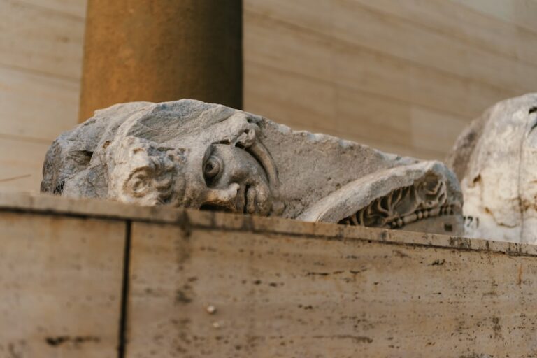 Αρχαίο μαρμάρινο άγαλμα - αρχαιολογική ανακάλυψη στις Σάρδεις