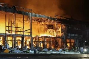 Κατεστραμμένη αποθήκη στην Ουκρανία μετά από ρωσικό πλήγμα με drones