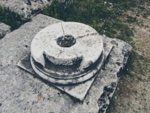 Ενδεικτική εικόνα αρχαίας λίθινης κατασκευής για το τελετουργικό πηγάδι των Ετρούσκων. Φωτογραφία: Casey Lovegrove / Unsplash.