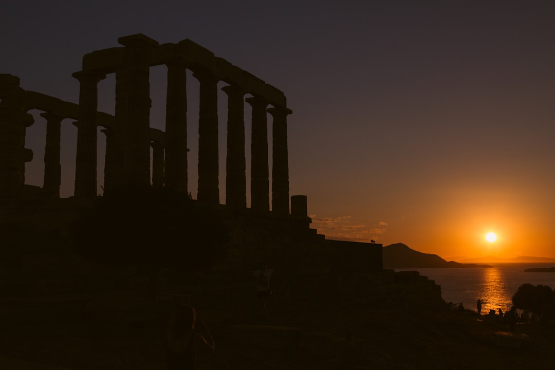 Αρχαίος ναός και ουρανός - συμβολική εικόνα