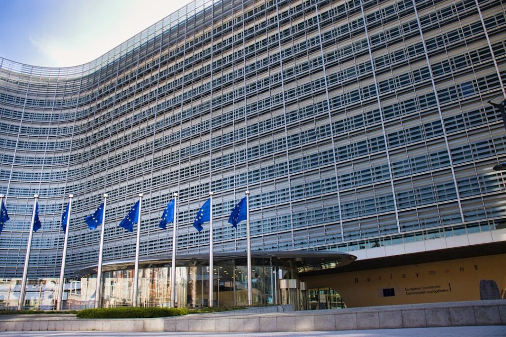 Σημαίες της Ευρωπαϊκής Ένωσης στις Βρυξέλλες – εικονογράφηση για τα παγωμένα ρωσικά περιουσιακά στοιχεία