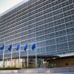 Σημαίες της Ευρωπαϊκής Ένωσης στις Βρυξέλλες – εικονογράφηση για τα παγωμένα ρωσικά περιουσιακά στοιχεία