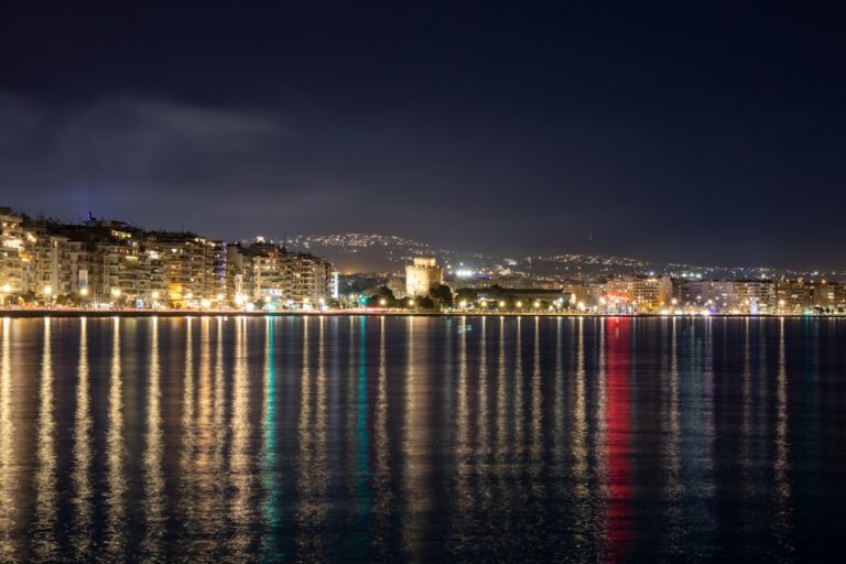 Θεσσαλονίκη νύχτα - φωτογραφία αρχείου