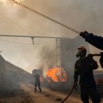 Πυροσβέστες επιχειρούν στη μεγάλη πυρκαγιά της Σαλαμίνας τον Αύγουστο 2026