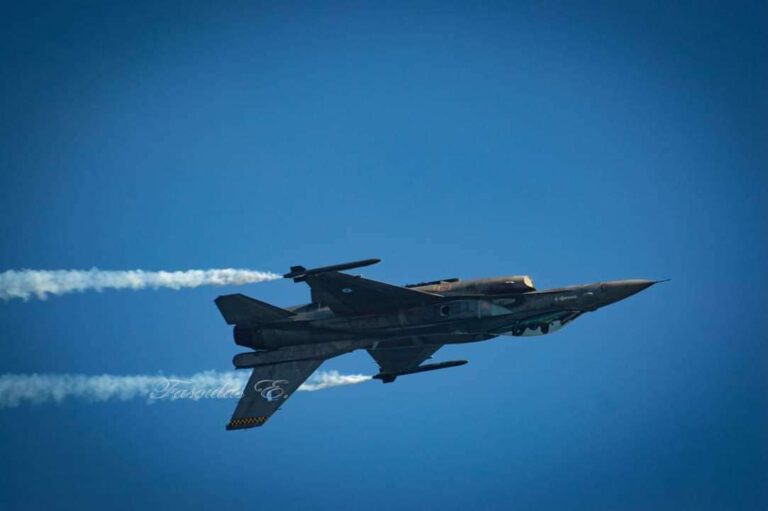 Σουηδικό μαχητικό Gripen σε πτήση – ανάπτυξη στη Φινλανδία