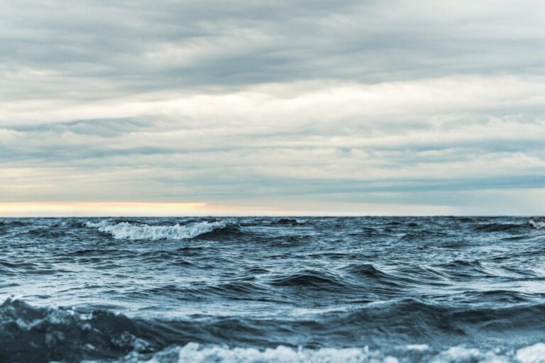 Θαλασσοταραχή και καταιγίδα - Tropical Storm Moke κοντά στη Χαβάη