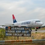 Αεροσκάφος σε αεροδρόμιο, εικόνα αρχείου για AEGEAN και ελληνικό τουρισμό