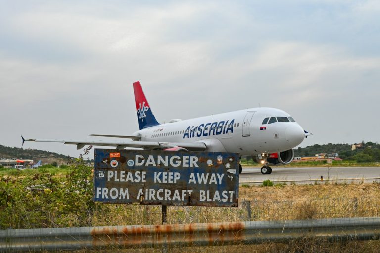 Αεροσκάφος σε αεροδρόμιο, εικόνα αρχείου για AEGEAN και ελληνικό τουρισμό