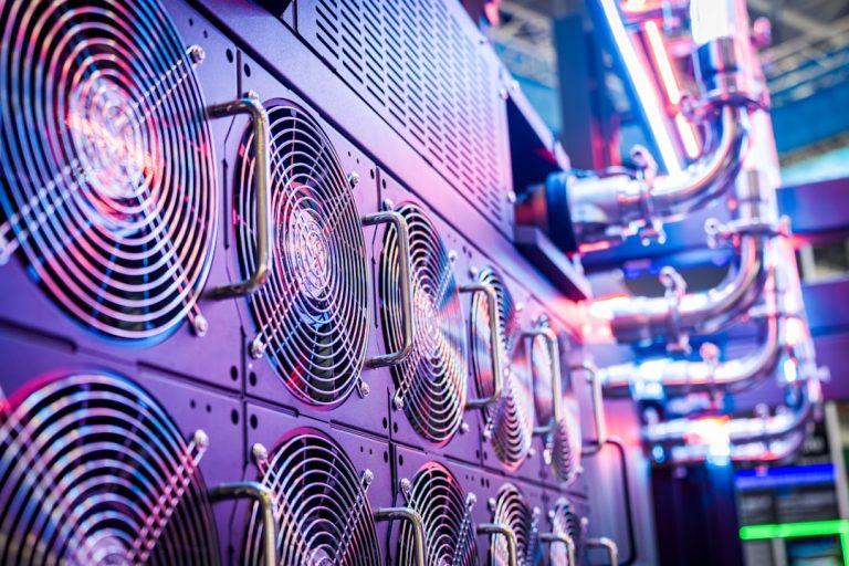 Server racks σε data center - εικόνα αρχείου για ζημιές σε υποδομές AWS στον Κόλπο