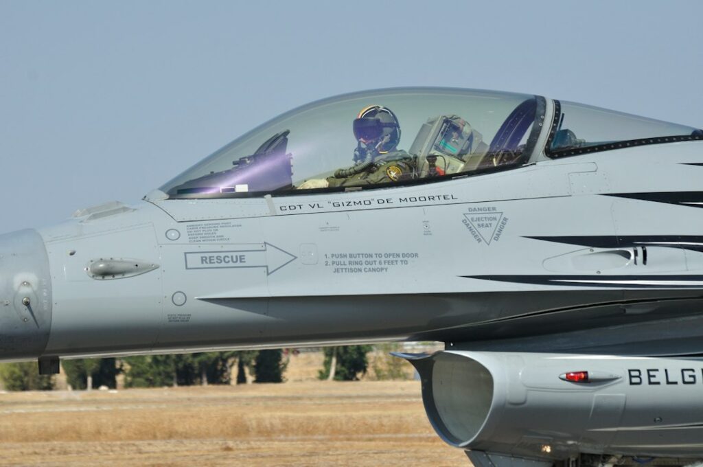 F-16 σε πτήση - εικόνα αρχείου