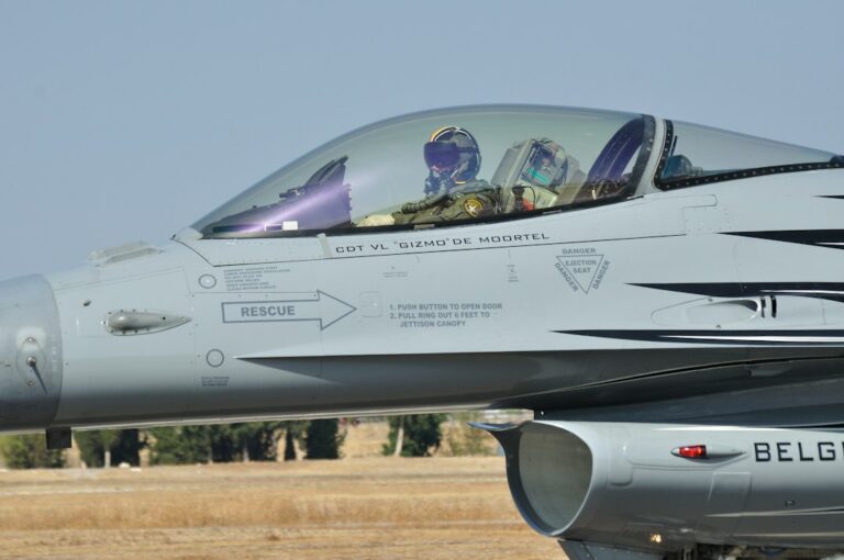 F-16 σε πτήση - εικόνα αρχείου