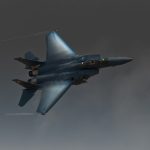 Μαχητικό αεροσκάφος σε πτήση - εικόνα αρχείου