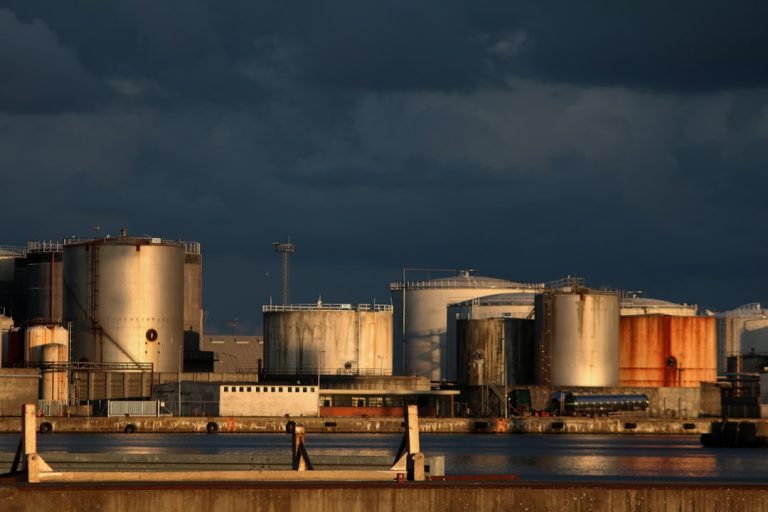 Πετρελαϊκές εγκαταστάσεις - εικόνα αρχείου, Alex Waldbrand / Unsplash