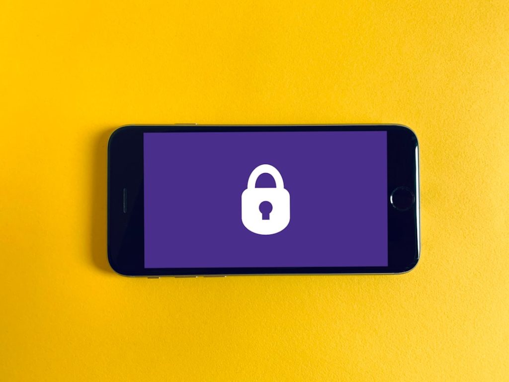 Smartphone με σύμβολο ασφάλειας - εικόνα αρχείου για την υπόθεση διαρροής δεδομένων Revolut