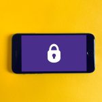 Smartphone με σύμβολο ασφάλειας - εικόνα αρχείου για την υπόθεση διαρροής δεδομένων Revolut